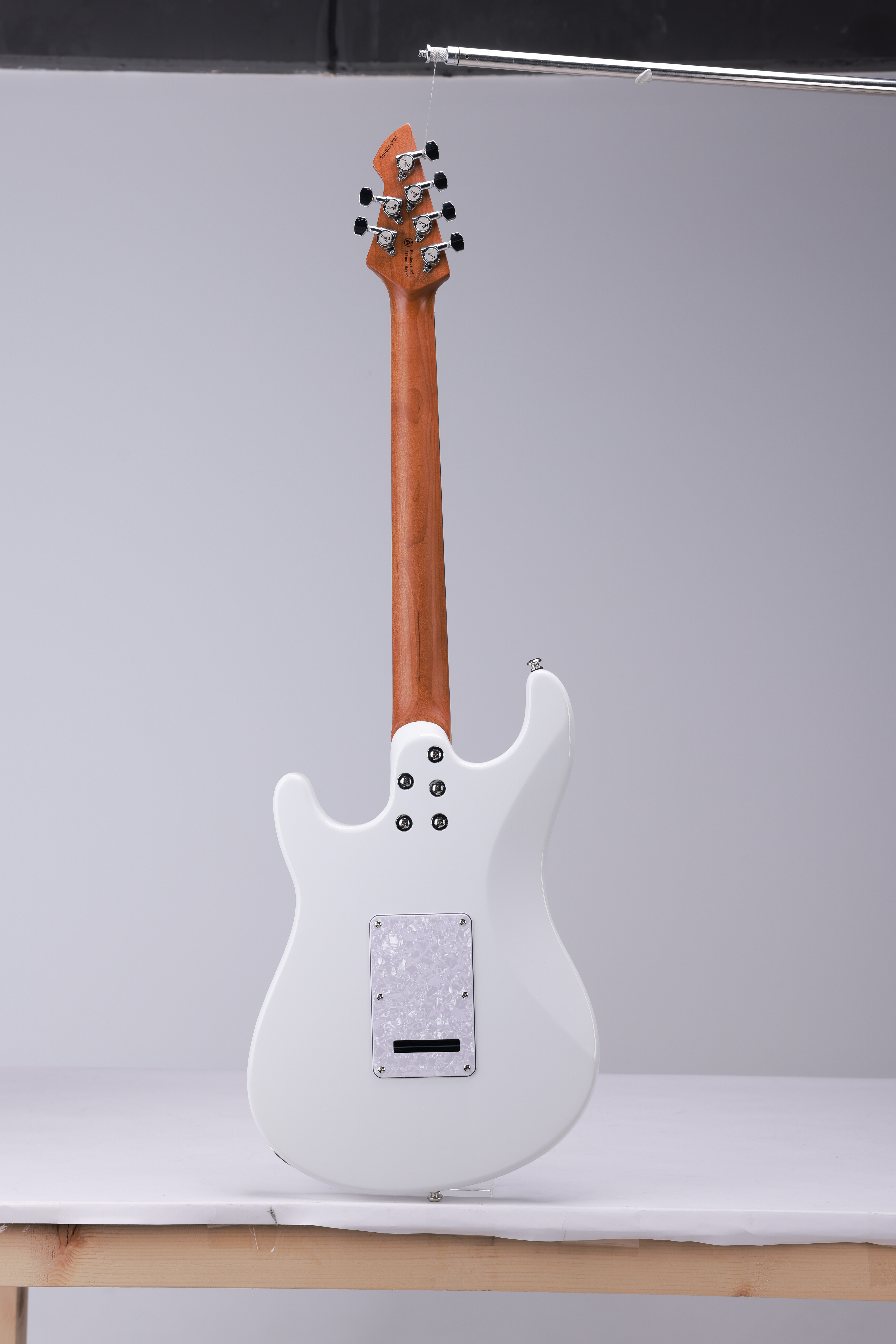 Guitarra eléctrica WINZZ Gravity Series Pro – Cuerpo de Okoume, mástil de arce tostado, pastillas HSS Alnico V, puente de trémolo de 2 puntos (WGS150MF)