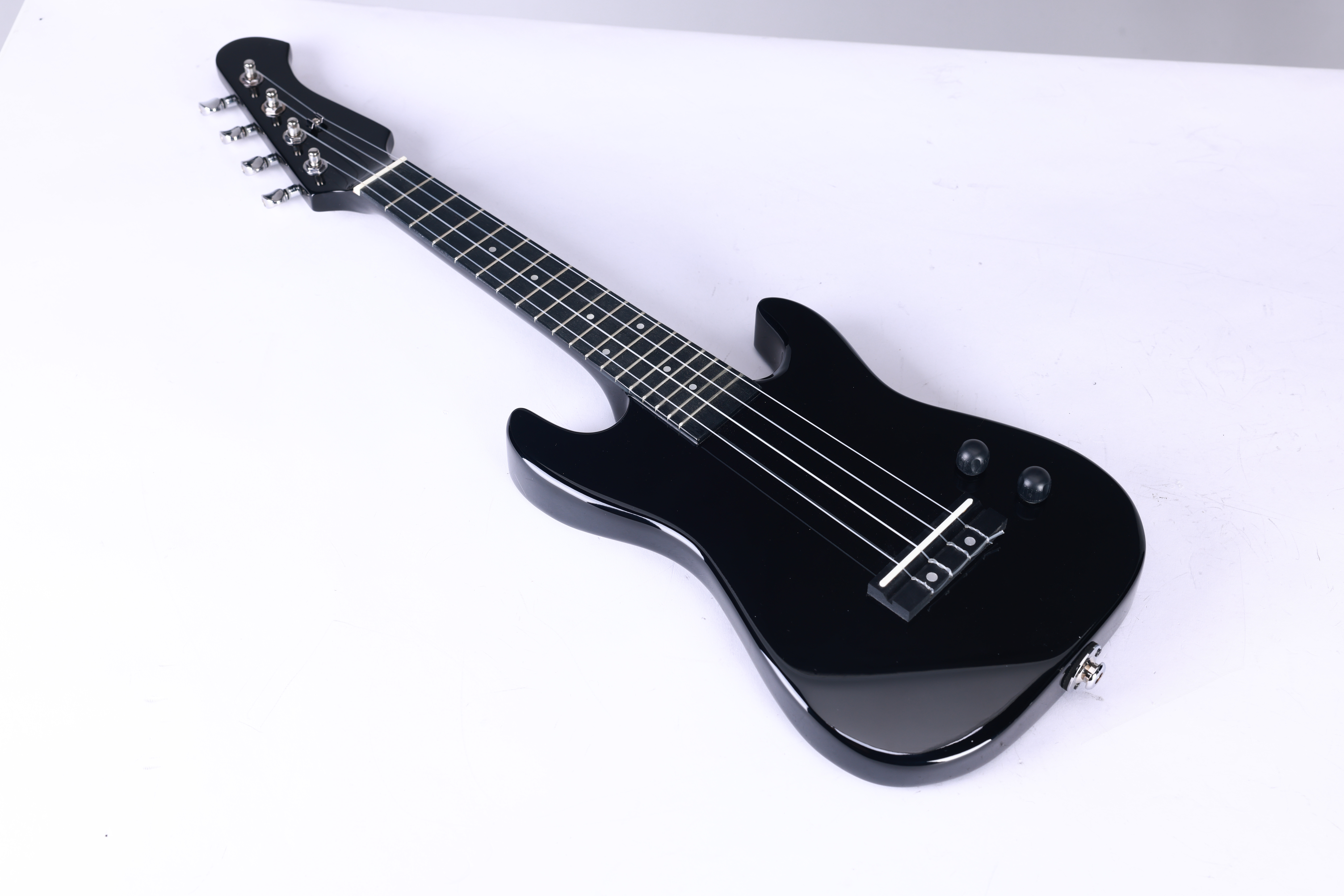 EU111 Nuevo ukelele eléctrico de madera maciza estilo ST de 26 '