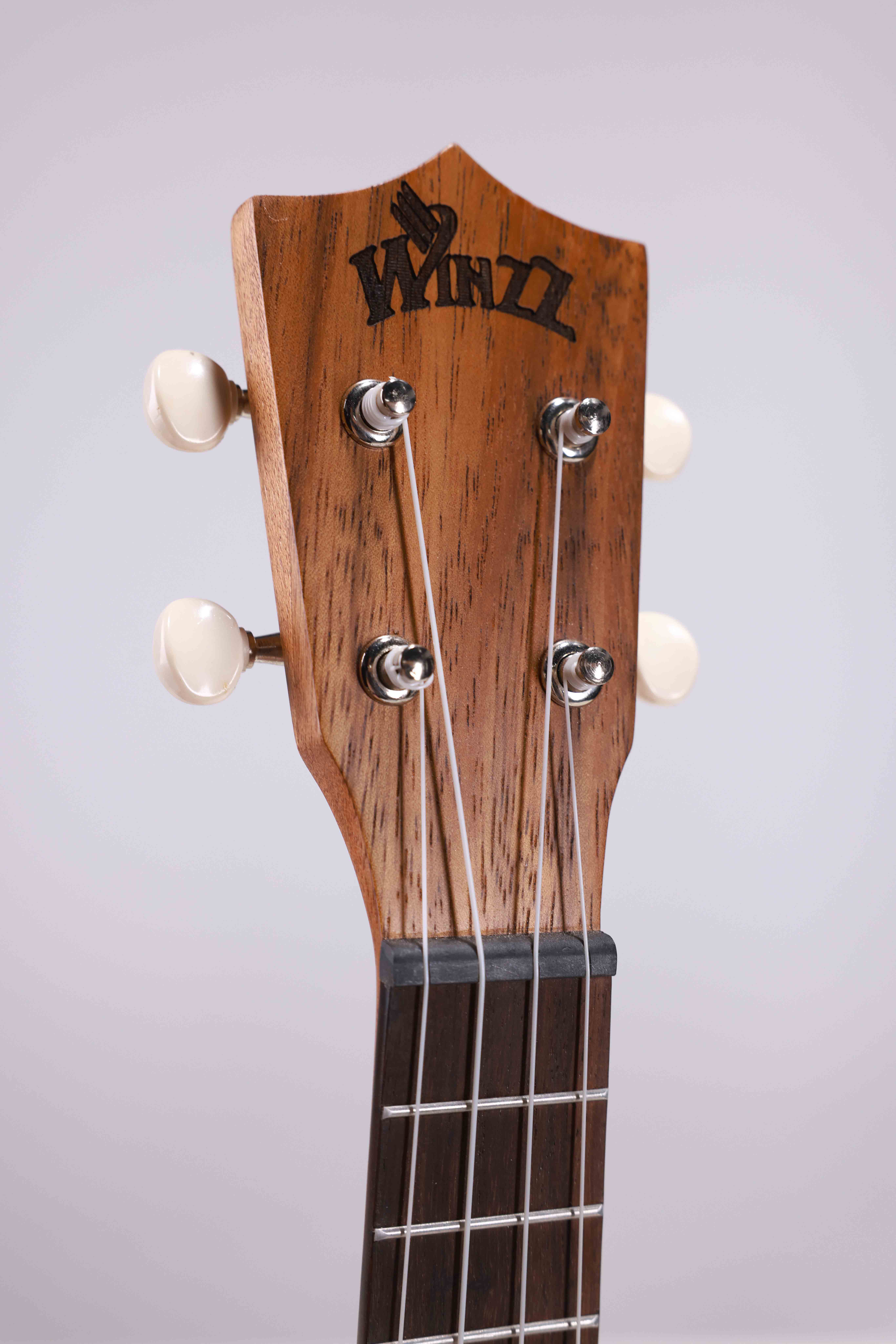 AU603-23 ​​Ukelele de concierto de calidad Winzz Koa (fibra blanca) de madera contrachapada de 23 pulgadas fabricado en Indonesia