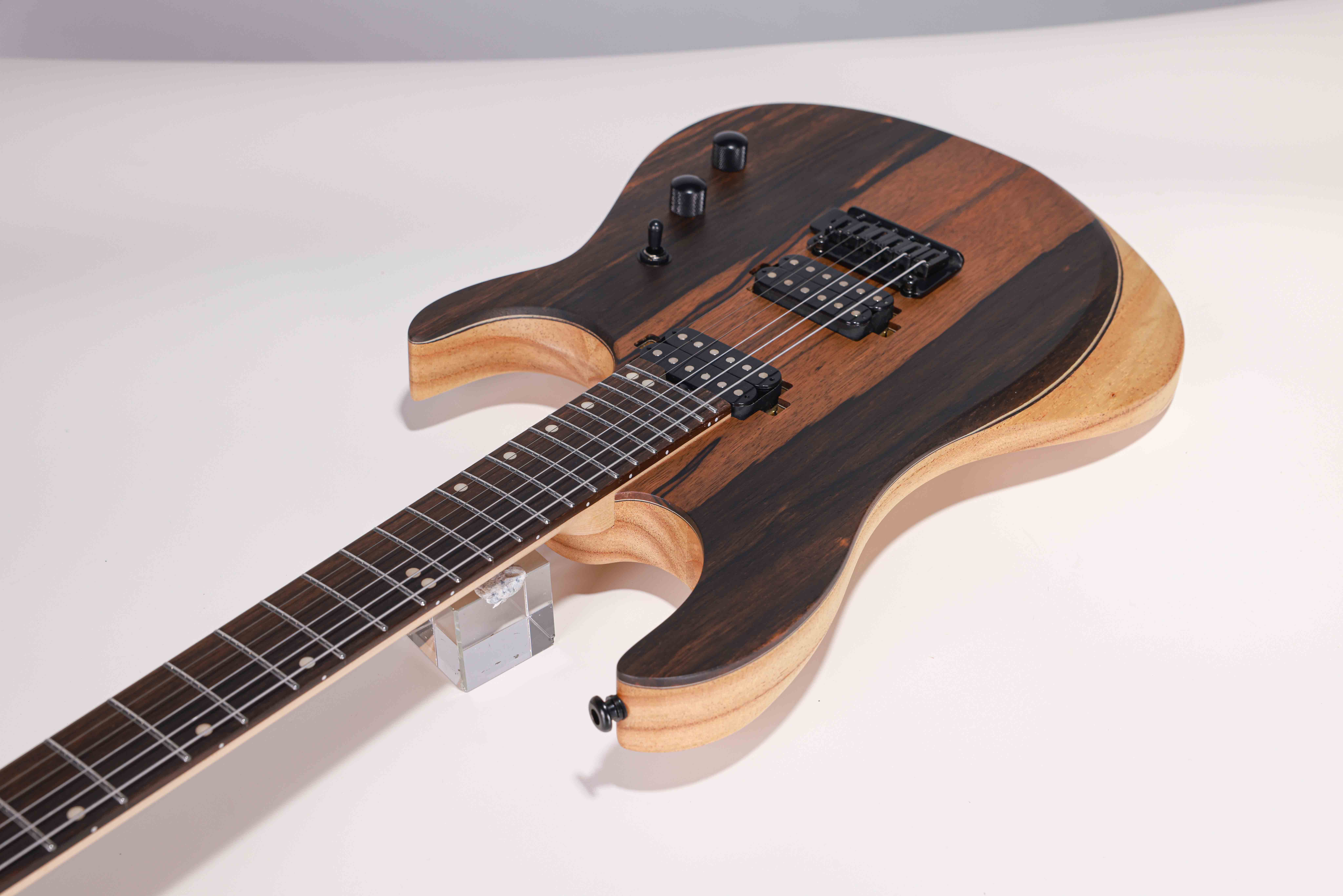 WOS EX80-ME Mindi Body Eboni (grosor: 6 mm) Guitarra eléctrica superior fabricada en Indonesia