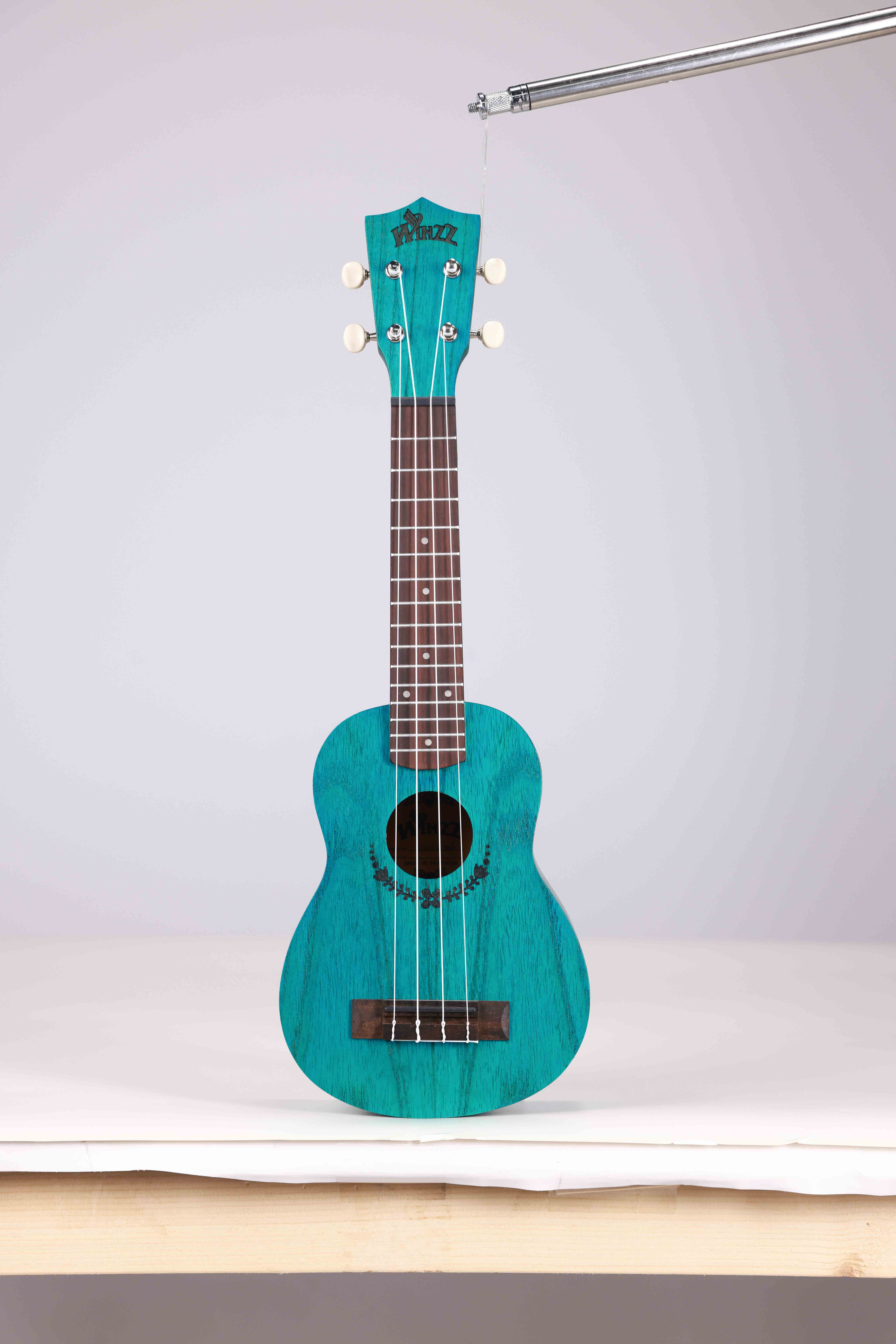 AU605-21 Ukelele soprano colorido Winzz de 21'' fabricado en Indonesia