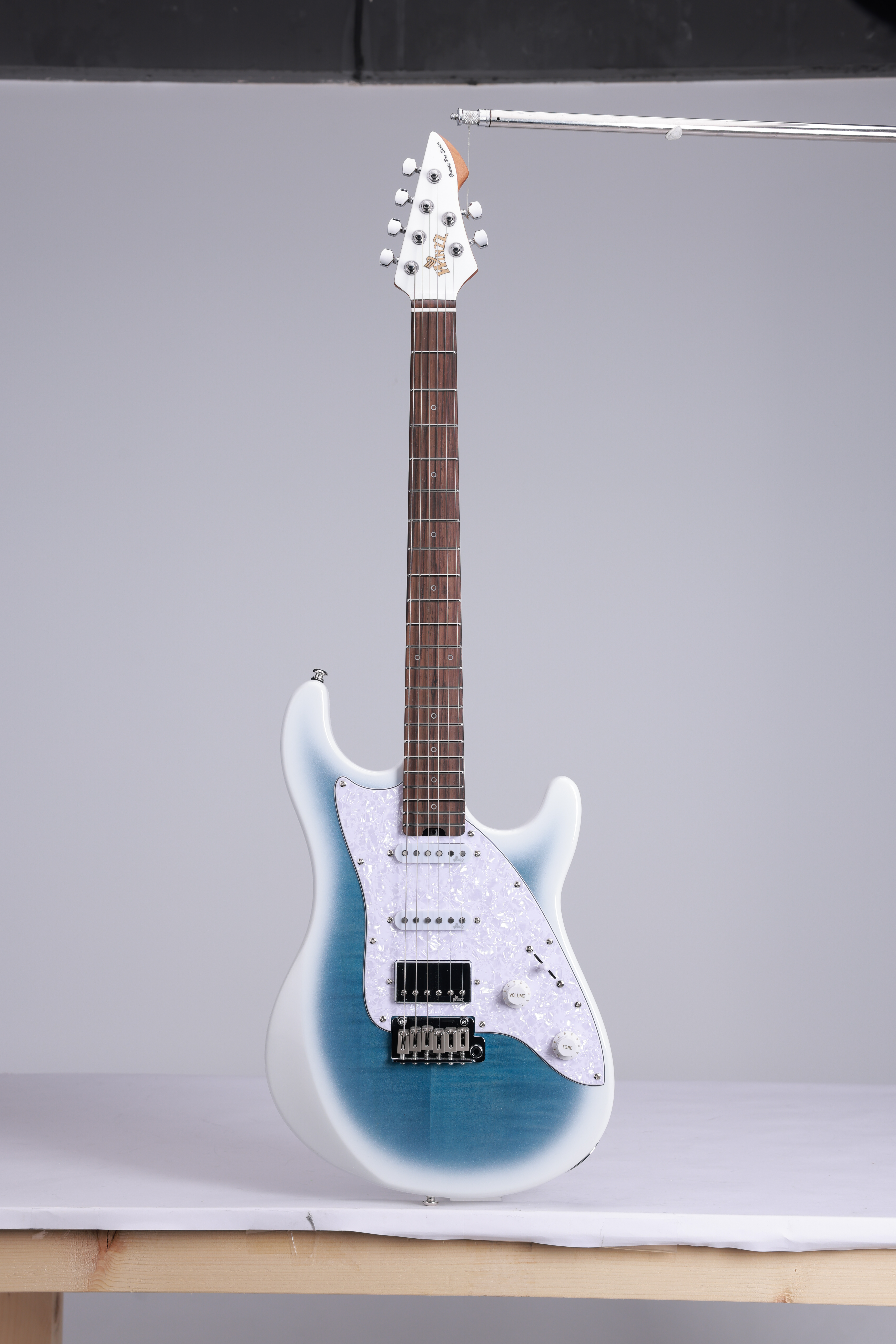 Guitarra eléctrica WINZZ Gravity Series Pro – Cuerpo de Okoume, mástil de arce tostado, pastillas HSS Alnico V, puente de trémolo de 2 puntos (WGS150MF)