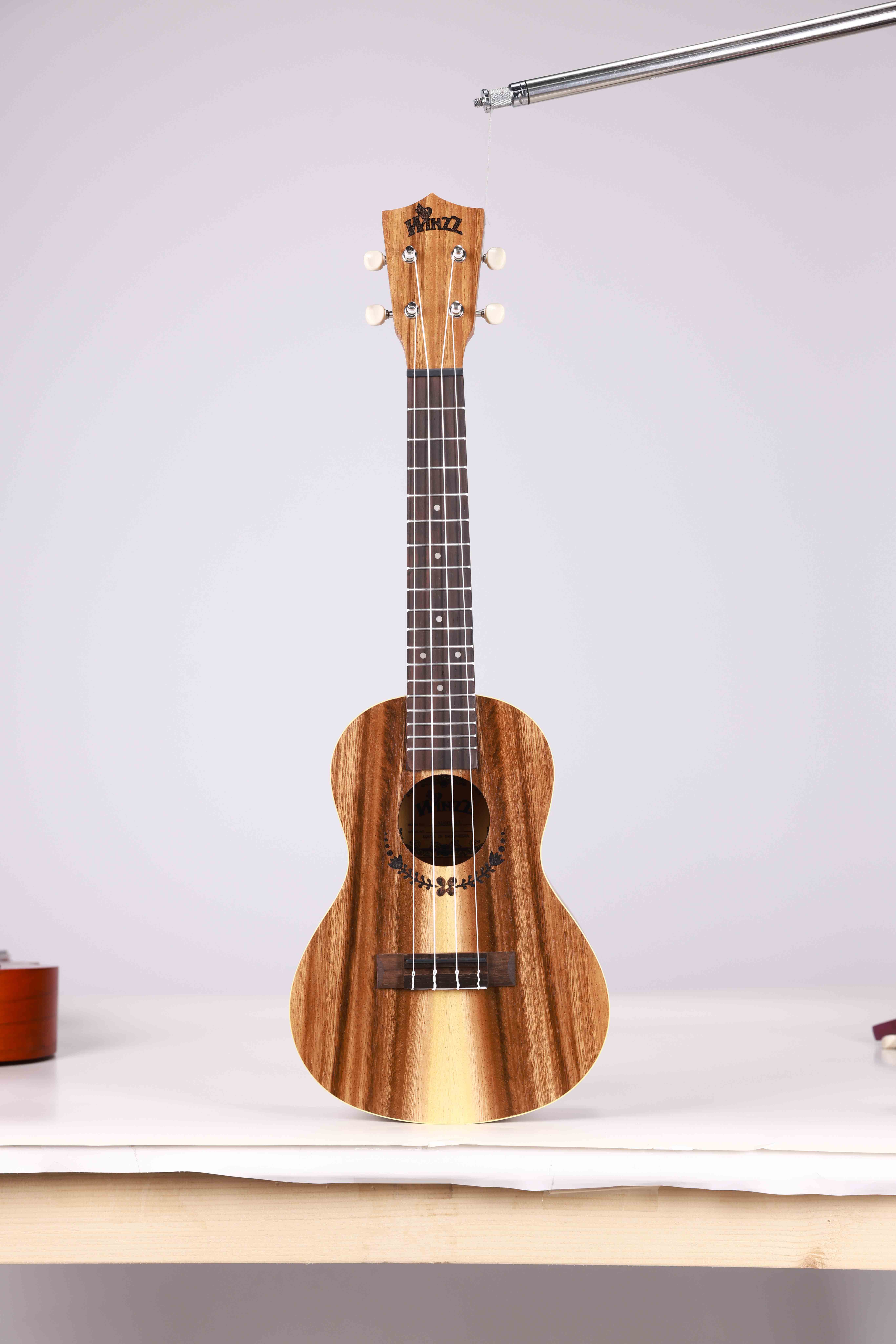 AU604-21 Ukelele soprano de teca (fibra blanca) de calidad Winzz, madera contrachapada de 21 pulgadas, fabricado en Indonesia