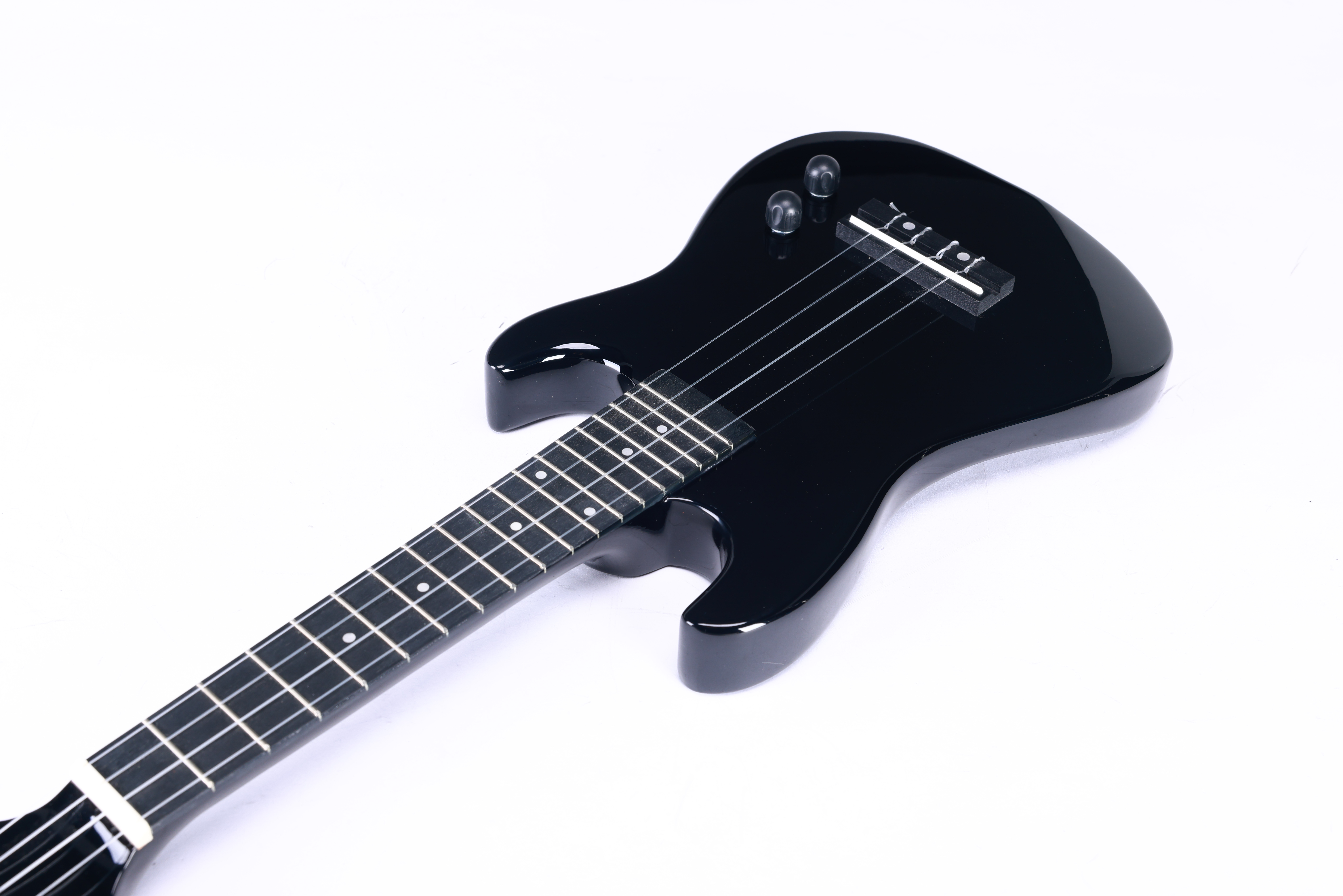 EU111 Nuevo ukelele eléctrico de madera maciza estilo ST de 26 '
