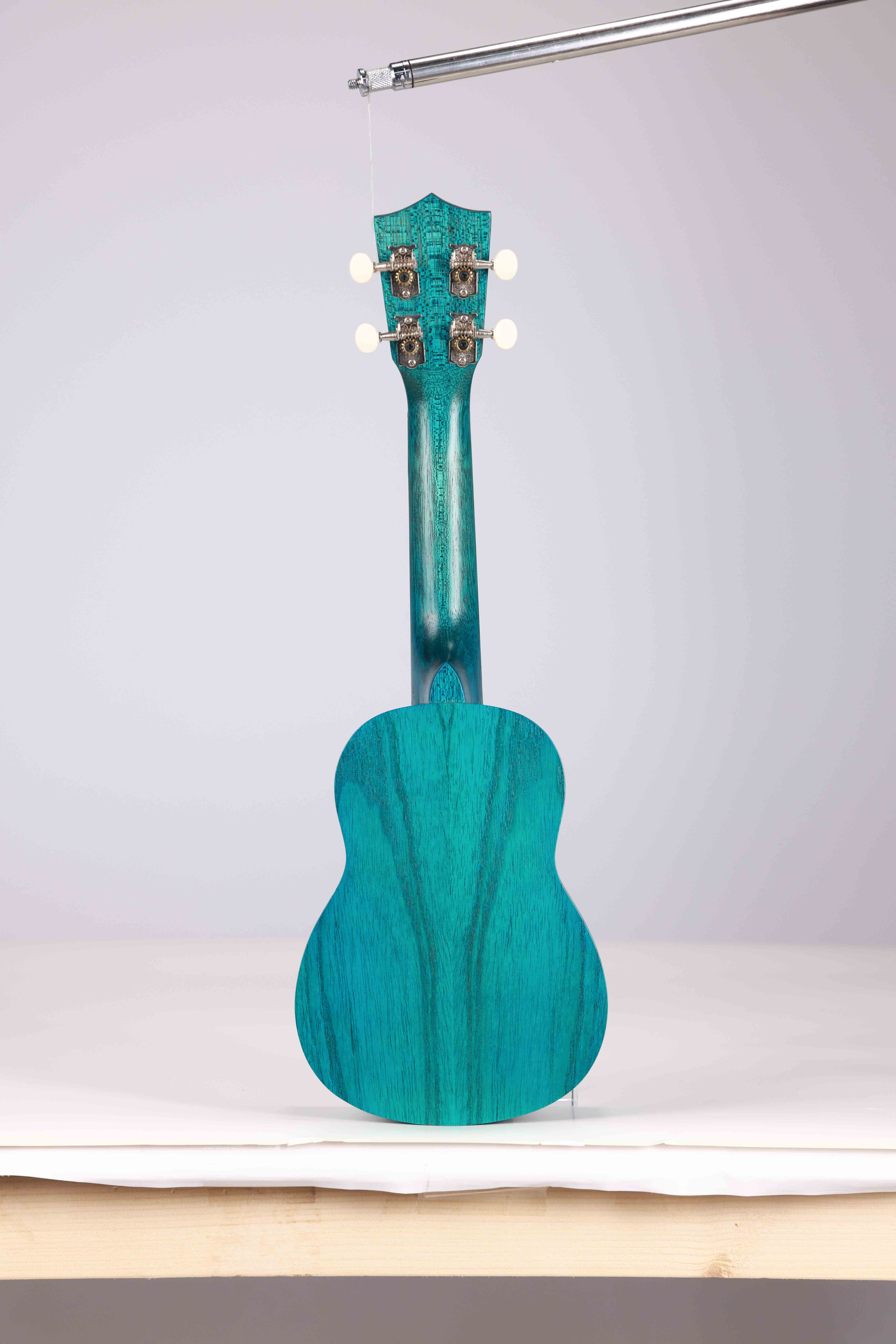AU605-21 Ukelele soprano colorido Winzz de 21'' fabricado en Indonesia