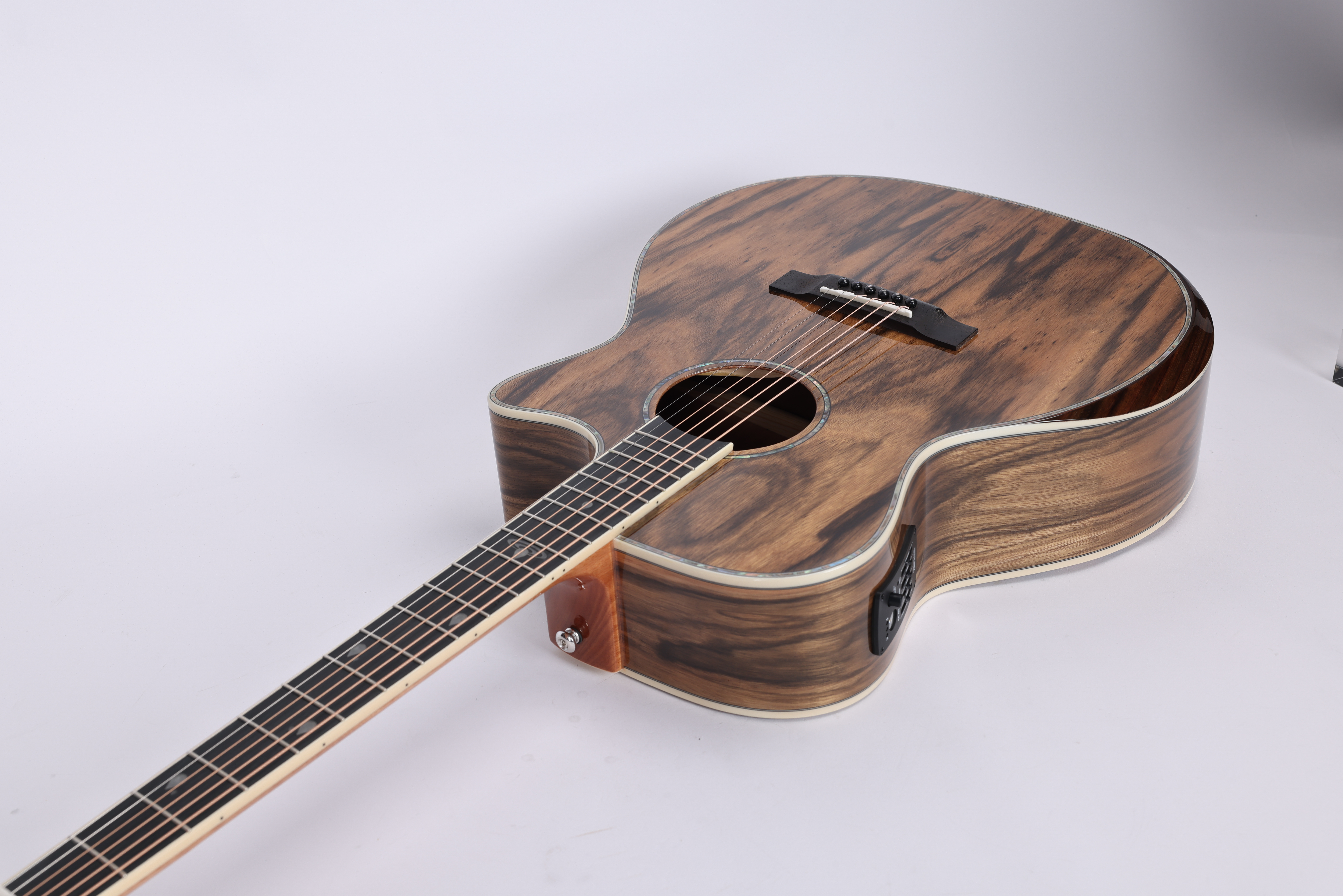 WAG901CE Winzz Exotic Material 41'' Guitarra acústica con forma GA 