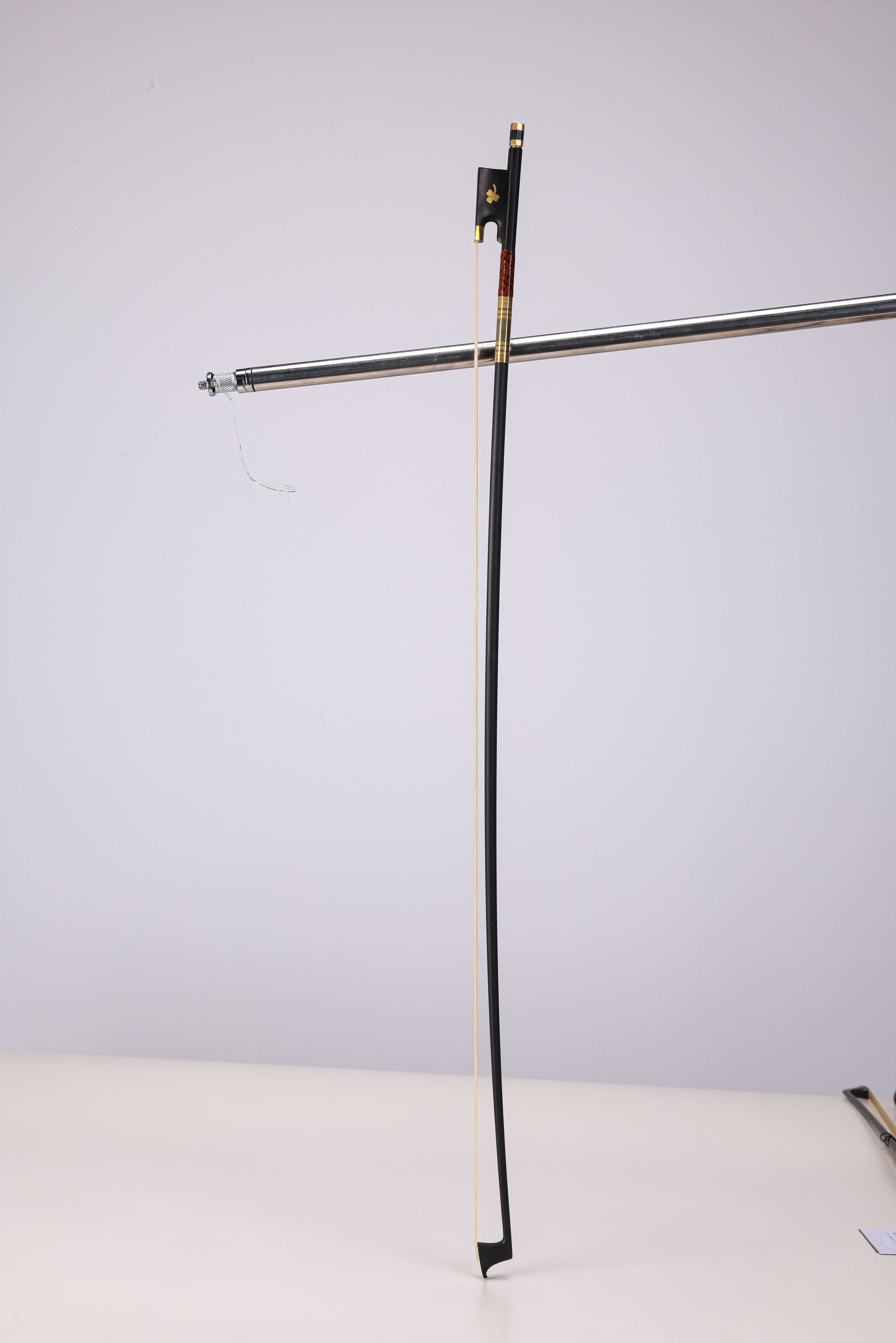 Arco de violín de fibra de carbono para estudiantes con rana de ébano y corredera de abulón (WV885C)