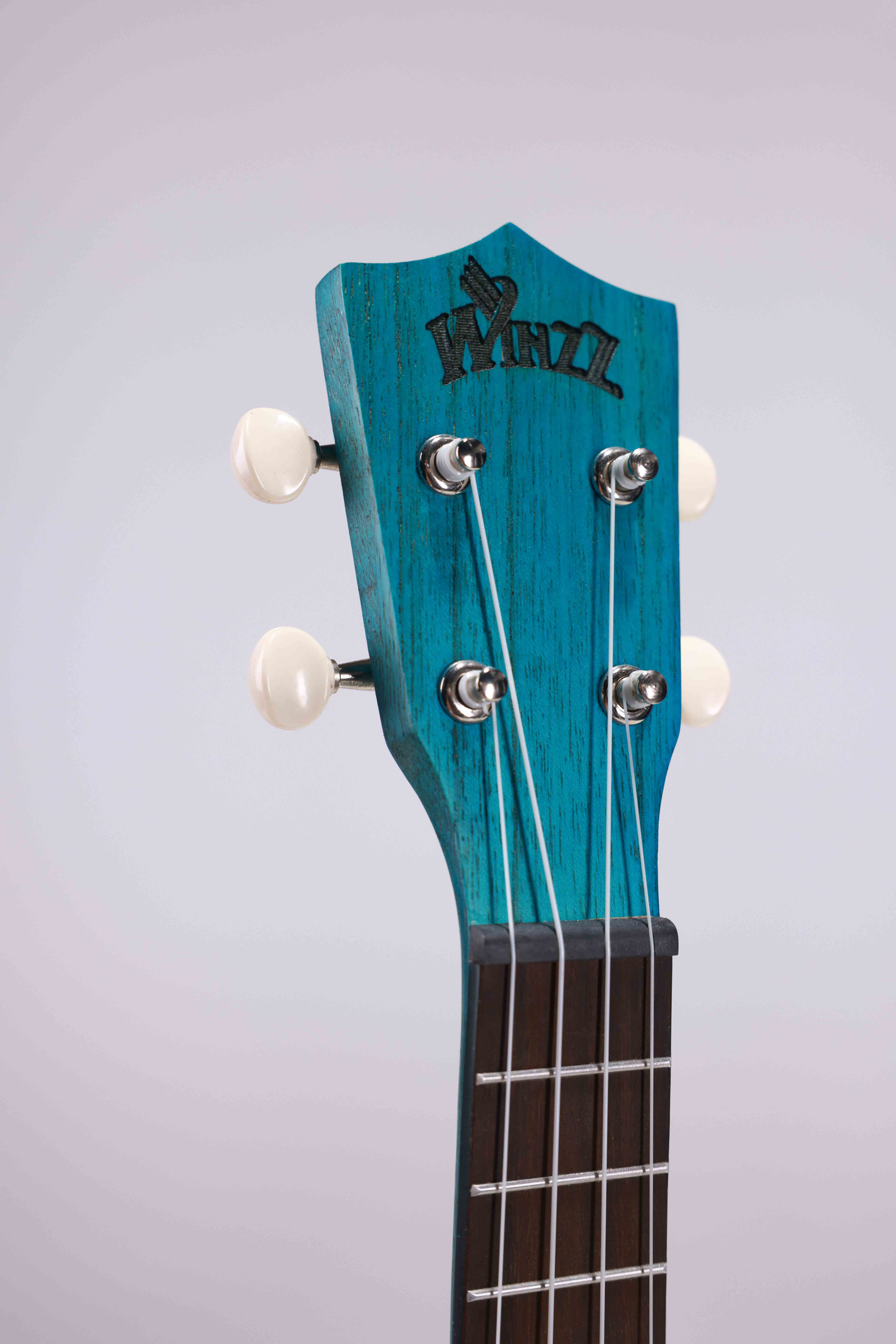 AU605-21 Ukelele soprano colorido Winzz de 21'' fabricado en Indonesia