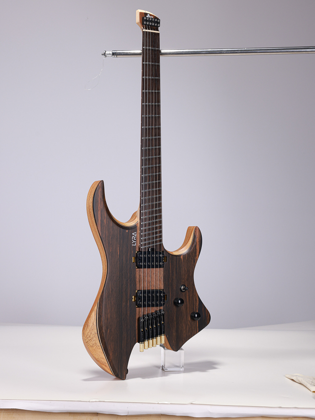 WLH EX80-ME Mindi Body Eboni (grosor: 6 mm) Guitarra eléctrica sin cabeza superior fabricada en Indonesia