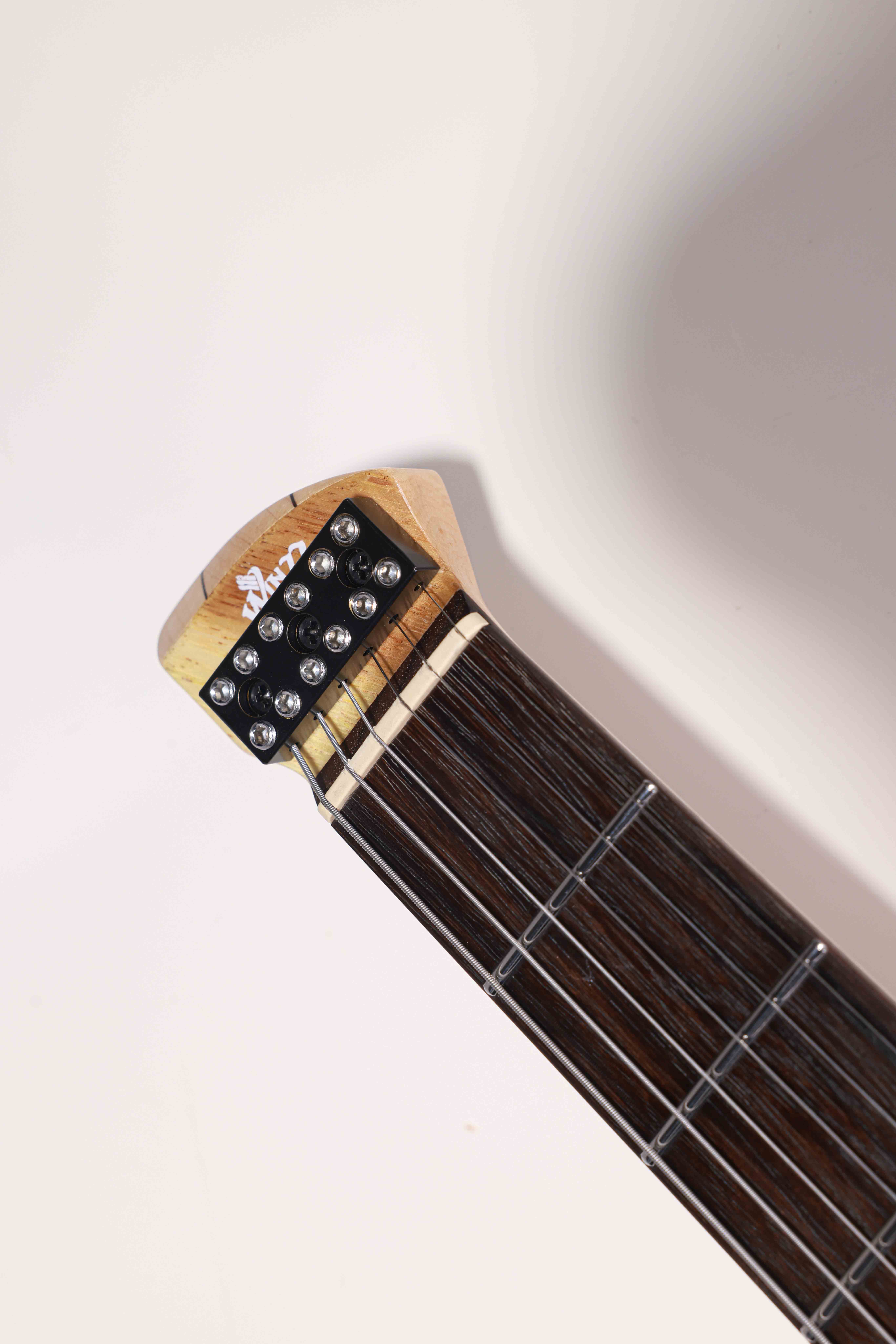 WLH EX80-MK Mindi Body Koa (grosor: 6 mm) Guitarra eléctrica sin cabeza superior fabricada en Indonesia