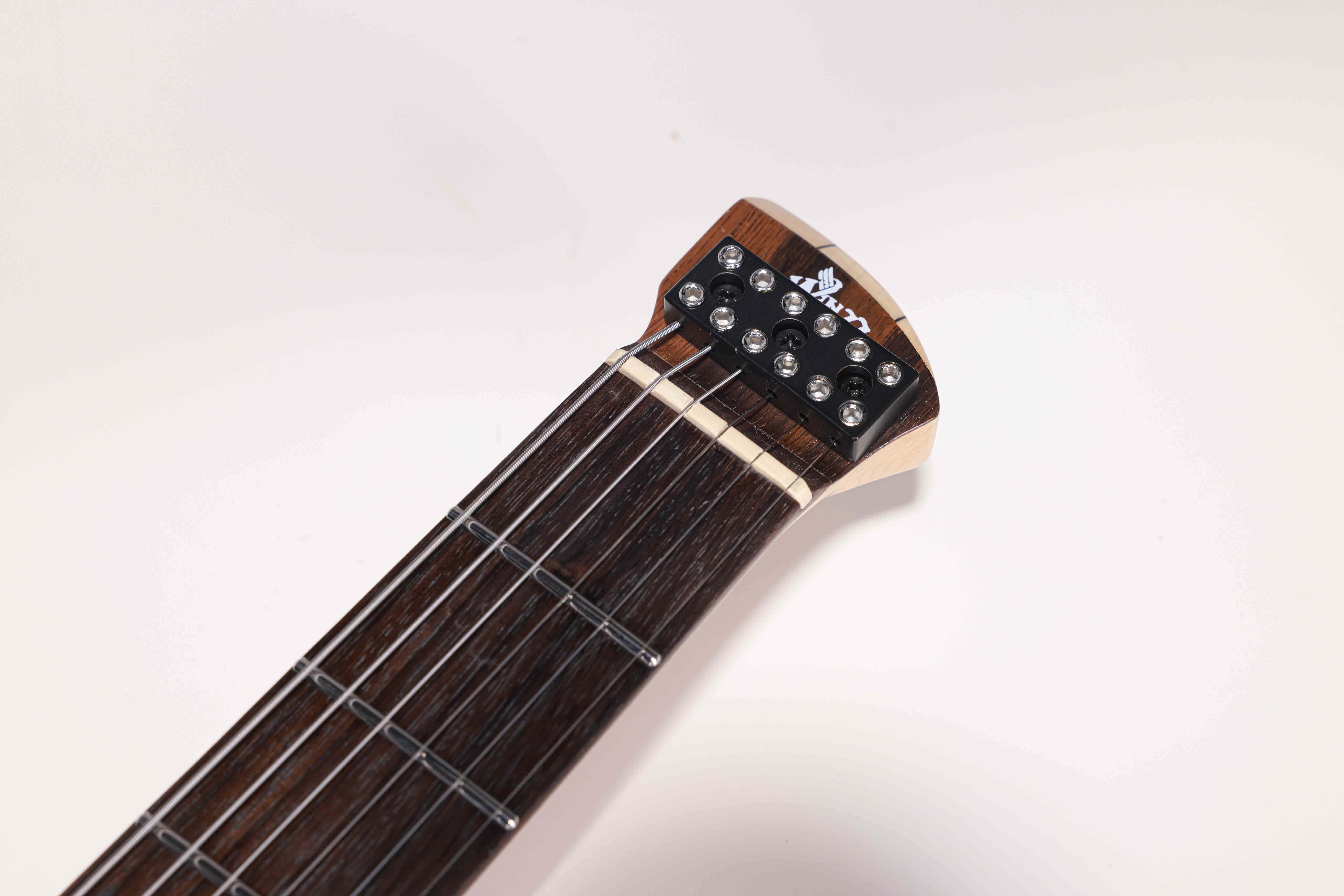 WLH EX80-ME Mindi Body Eboni (grosor: 6 mm) Guitarra eléctrica sin cabeza superior fabricada en Indonesia