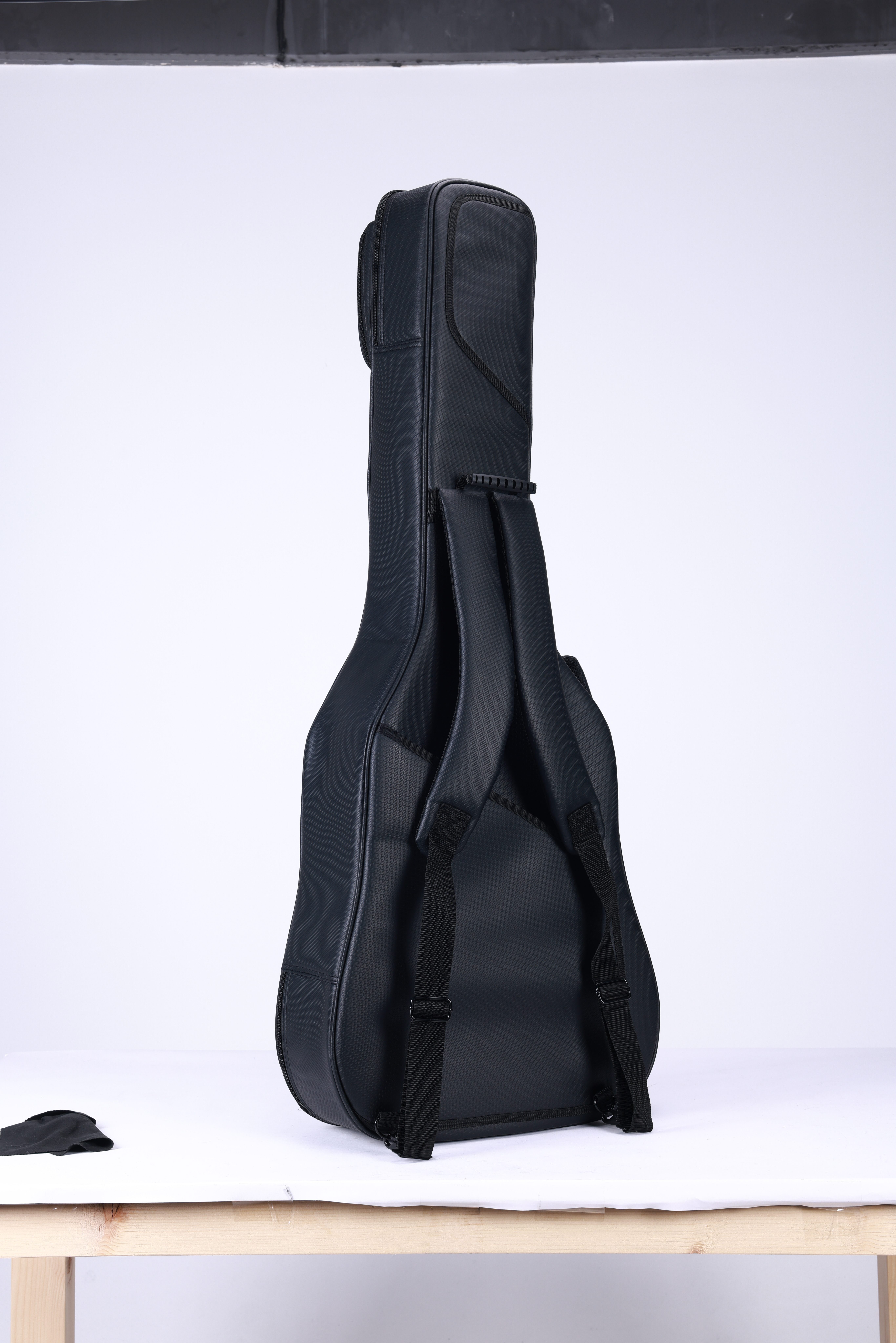 Funda para guitarra acústica Acolchado de espuma de PE de 15 mm Tela de PU negra Forro de Nylex Bolsillo grande (BGW1718)