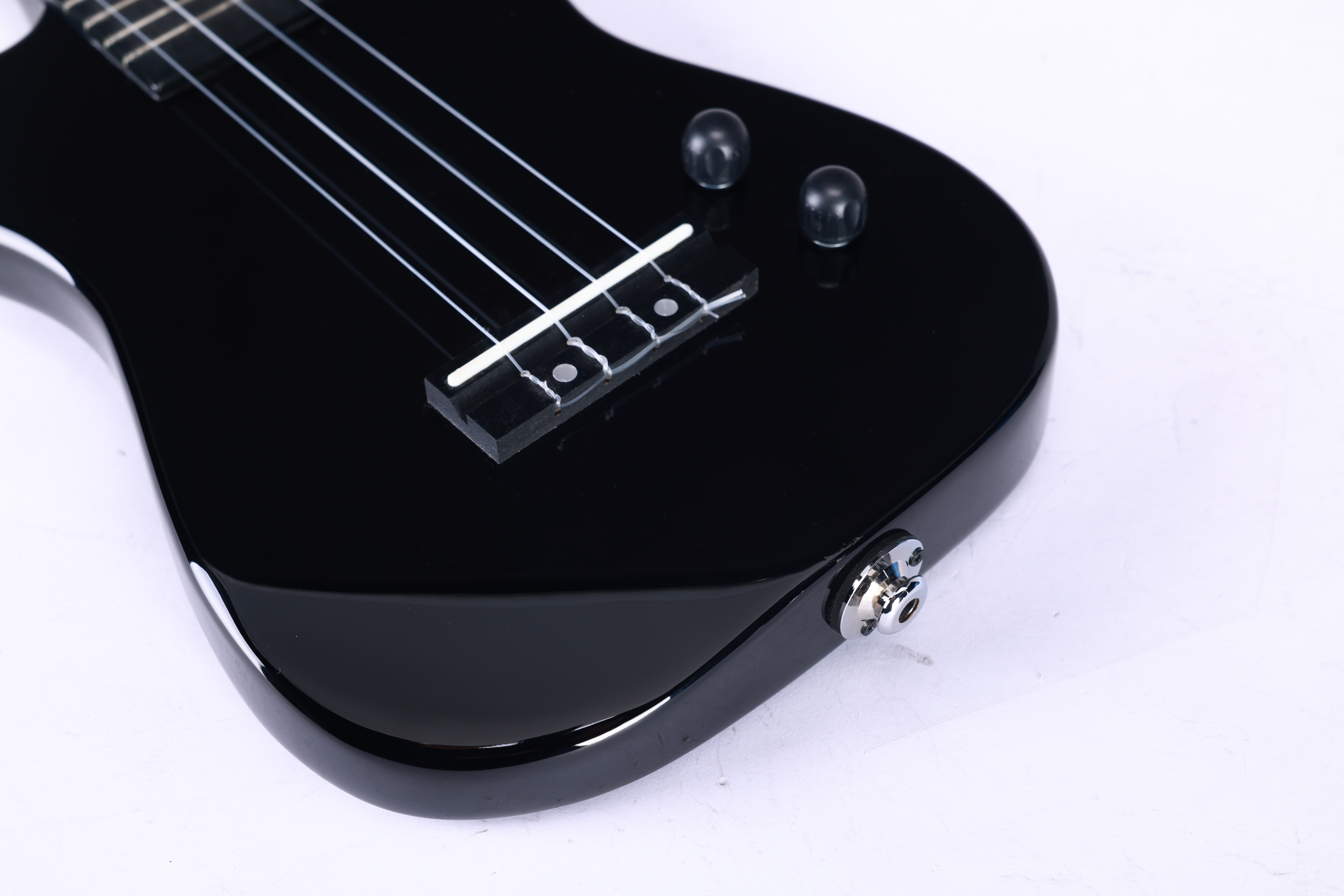 EU111 Nuevo ukelele eléctrico de madera maciza estilo ST de 26 '