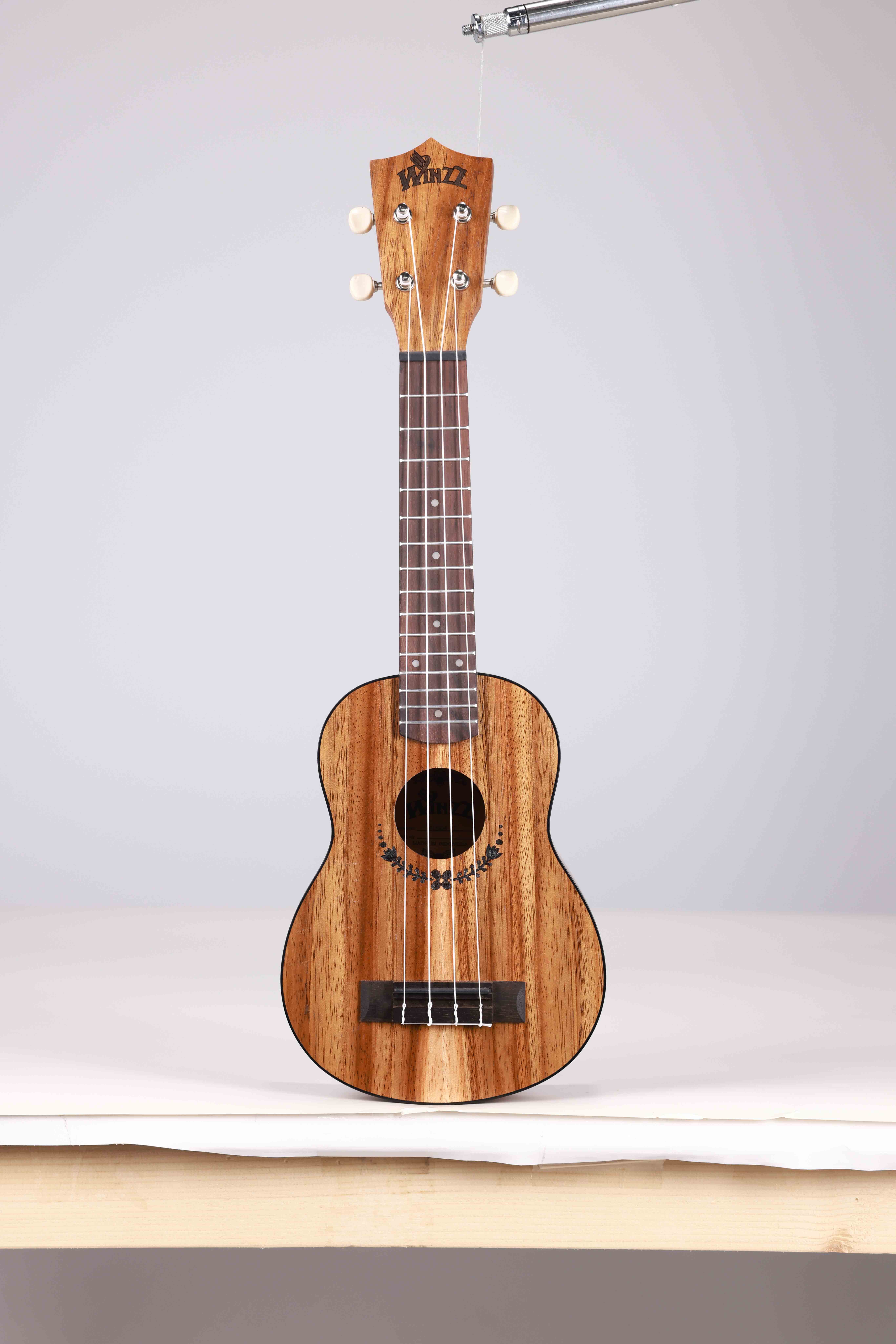 AU603-23 ​​Ukelele de concierto de calidad Winzz Koa (fibra blanca) de madera contrachapada de 23 pulgadas fabricado en Indonesia