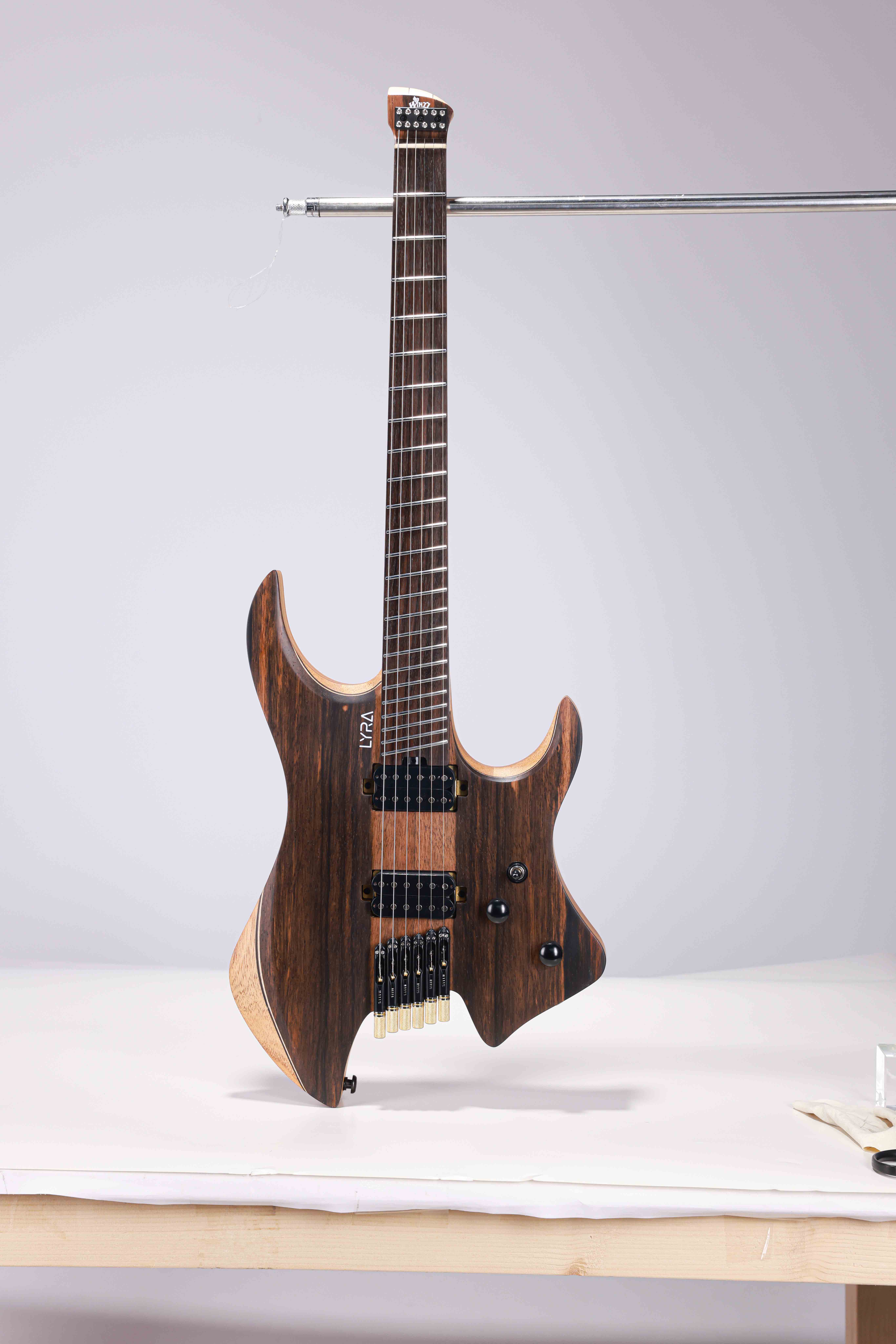 WLH EX80-ME Mindi Body Eboni (grosor: 6 mm) Guitarra eléctrica sin cabeza superior fabricada en Indonesia
