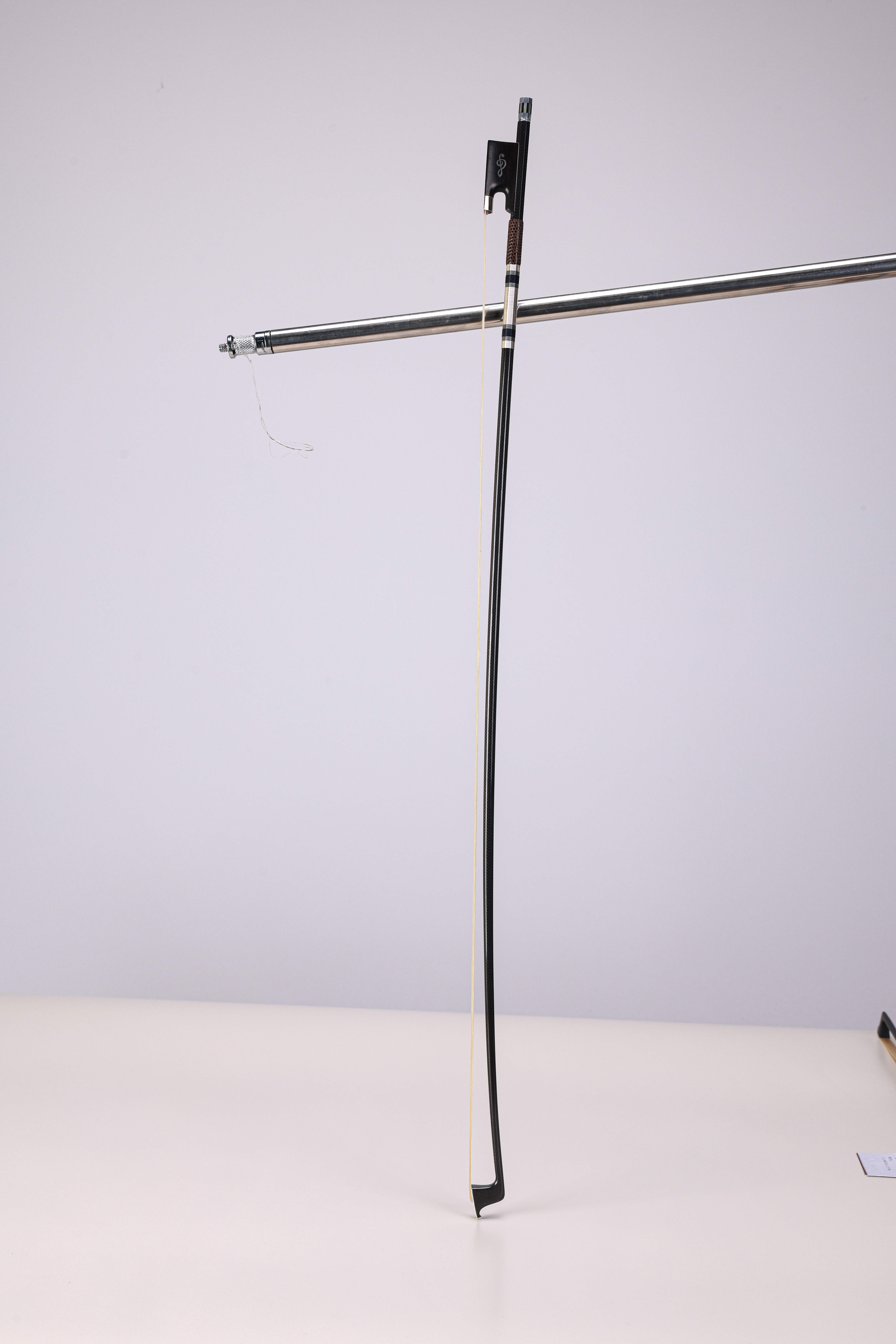 Arco de violín de fibra de carbono de alto rendimiento con rana de ébano tallada a mano (WV885CH-G)